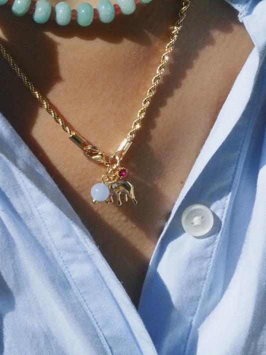 Collier avec breloques éléphant strass et perle