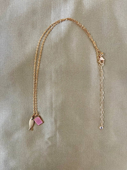 Collier poisson et médaille rose