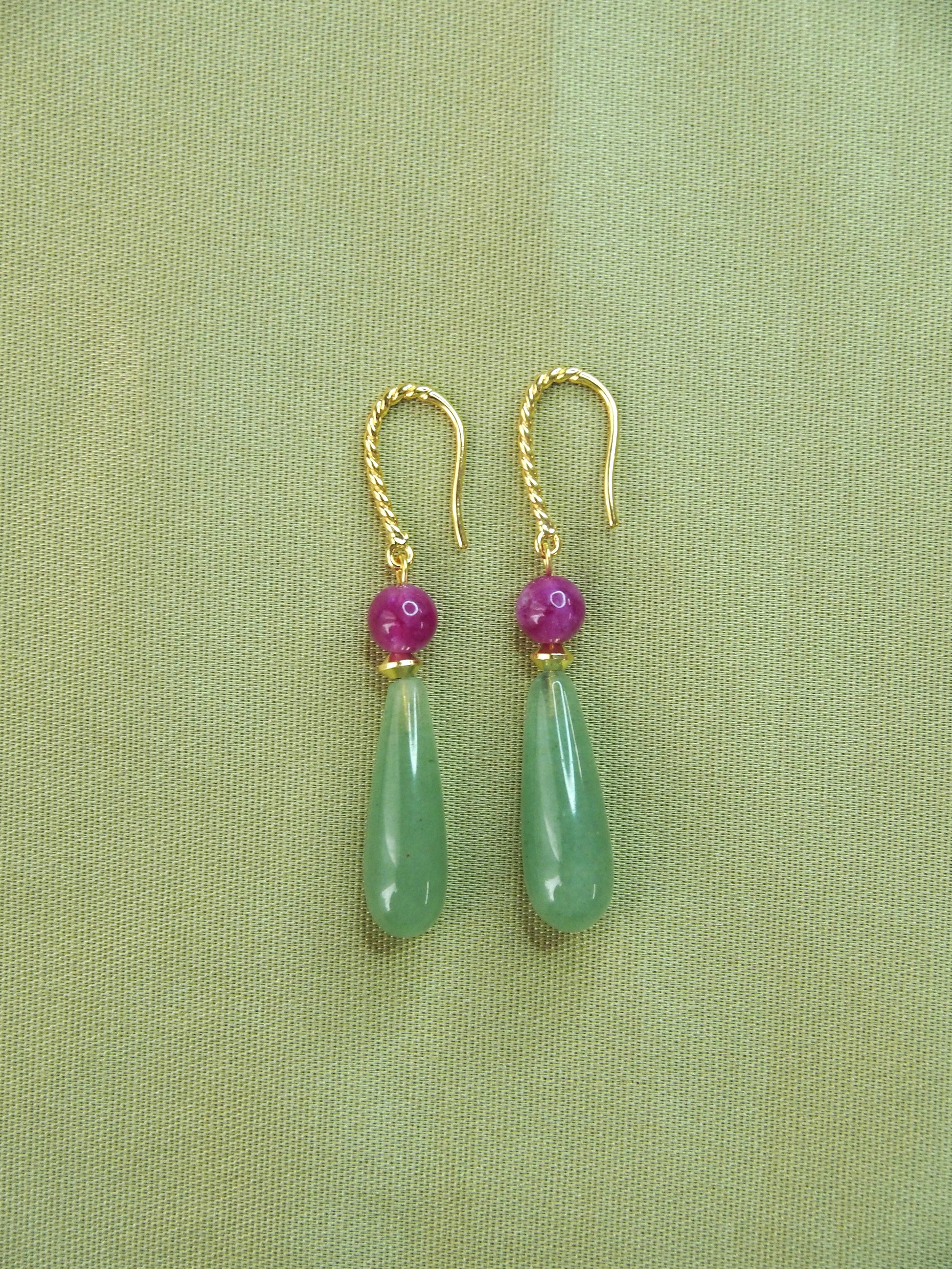 boucles d'oreilles élégantes en pierres fines naturelles aventurine verte et tourmaline rose, crochet d'oreilles plaqué or