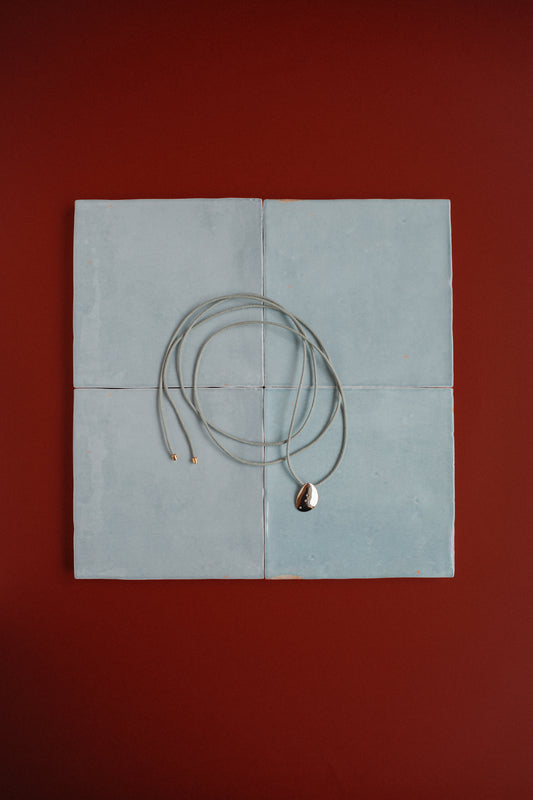 Collier Lasso vert pastel | Médaille plaquée or 3 microns, zircons & cordon coton