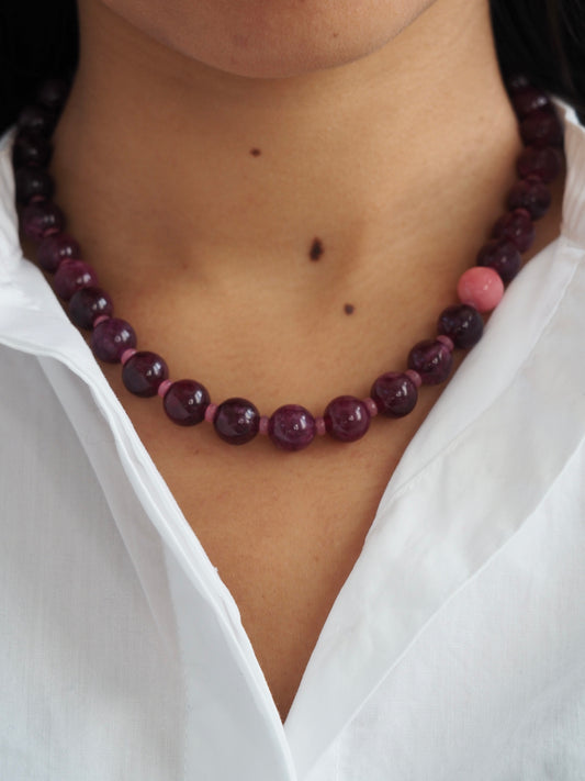 collier asymétrique à grosses perles rondes en grenat burgundy bordeaux et rhodonite rose