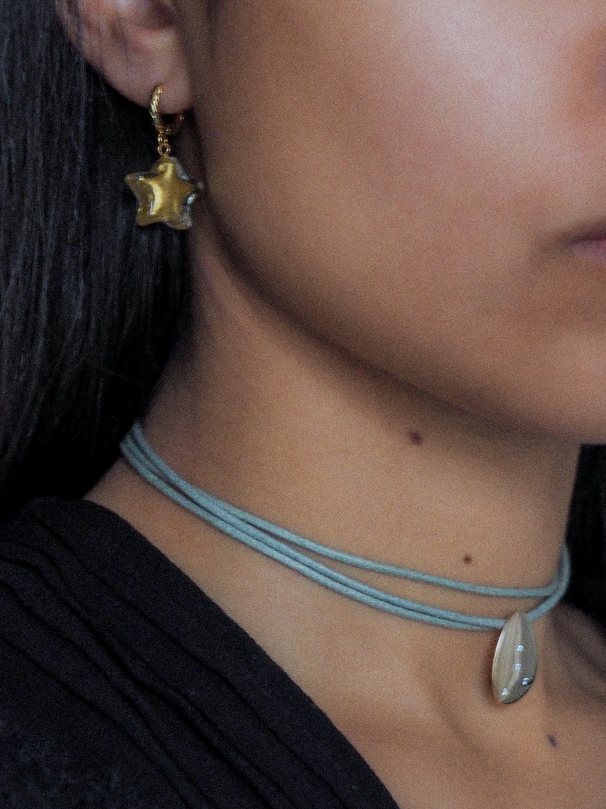 Boucles d’oreilles Céleste | Créoles plaquées or, perles de Murano et feuilles d’or