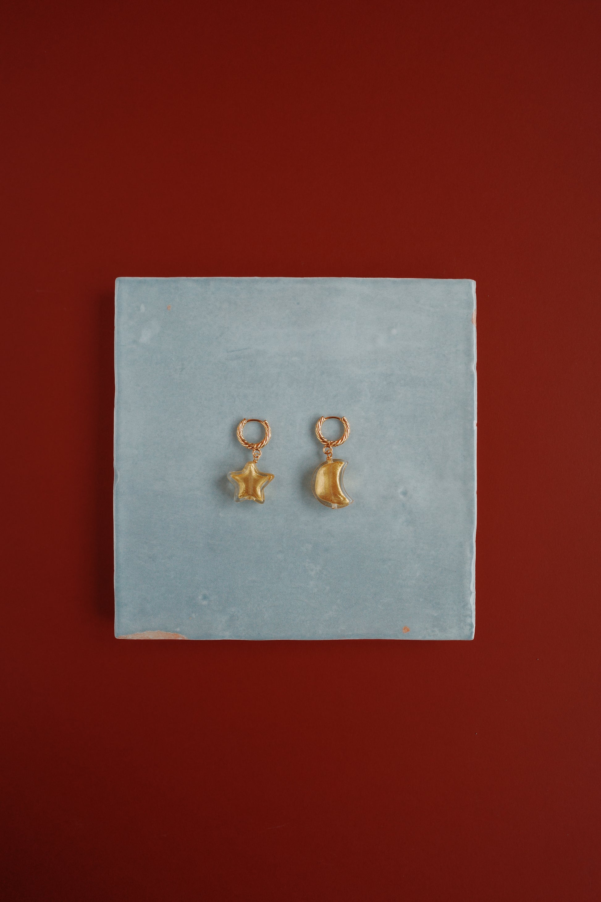 Boucles d’oreilles Céleste | Créoles plaquées or, perles de Murano et feuilles d’or