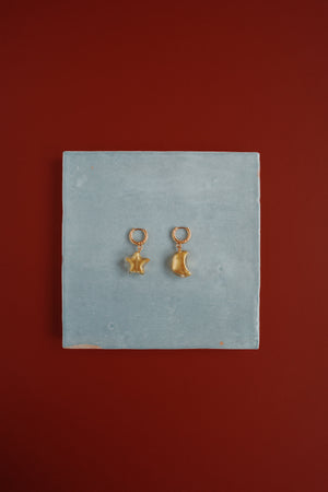 Boucles d’oreilles Céleste | Créoles plaquées or, perles de Murano et feuilles d’or