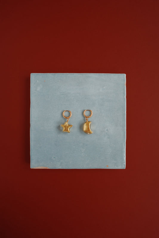 Boucles d’oreilles Céleste | Créoles plaquées or, perles en verre de Murano et feuilles d’or 24 carats