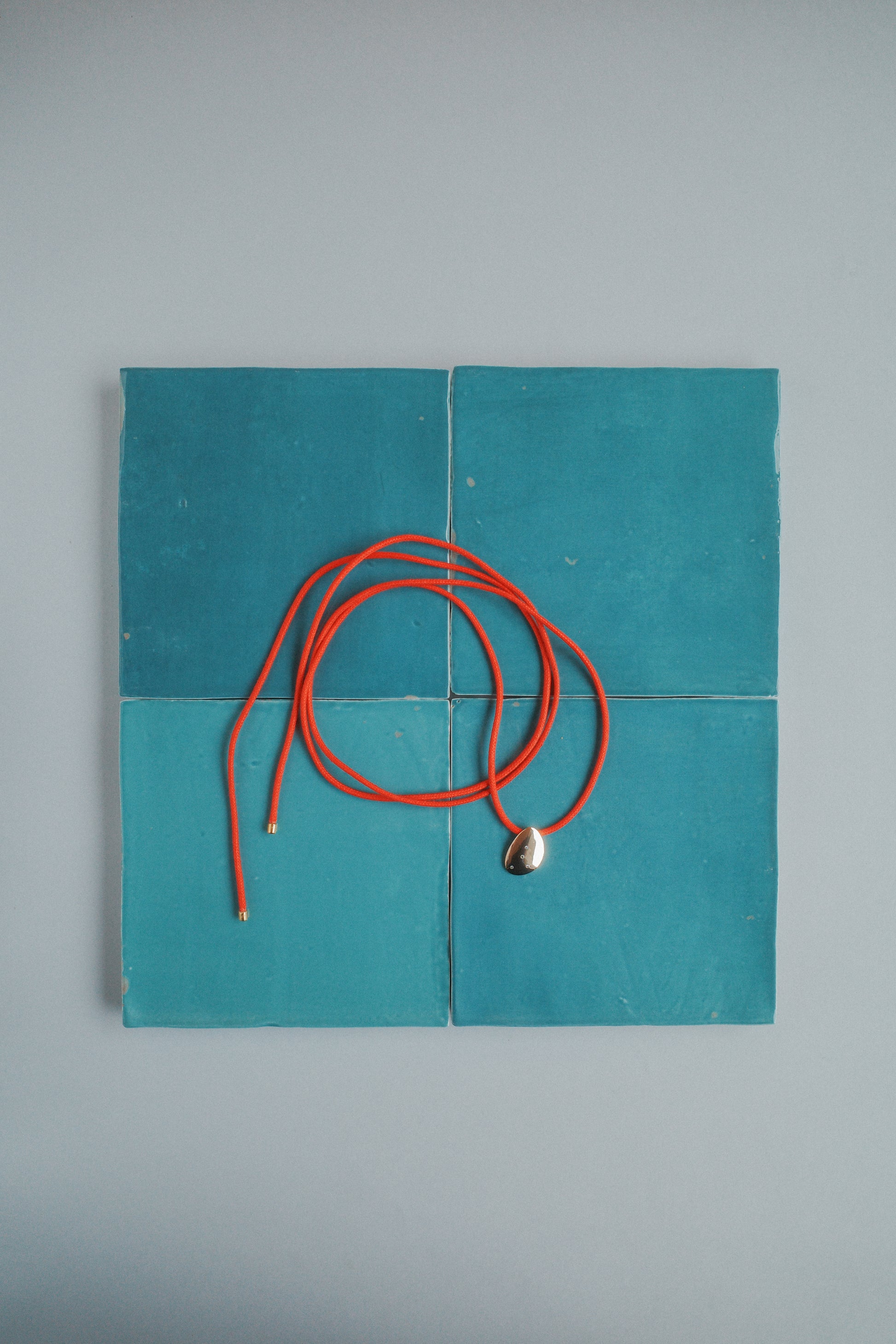 Collier Lasso rouge | Médaille plaquée or 3 microns, zircons & cordon coton