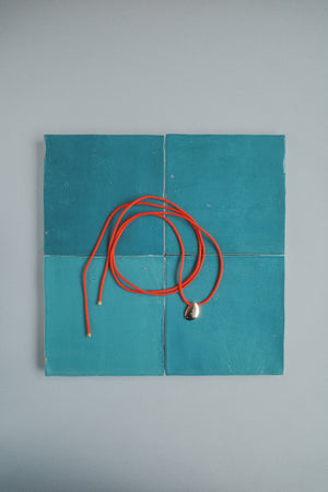 Collier Lasso rouge | Médaille plaquée or 3 microns, zircons & cordon coton