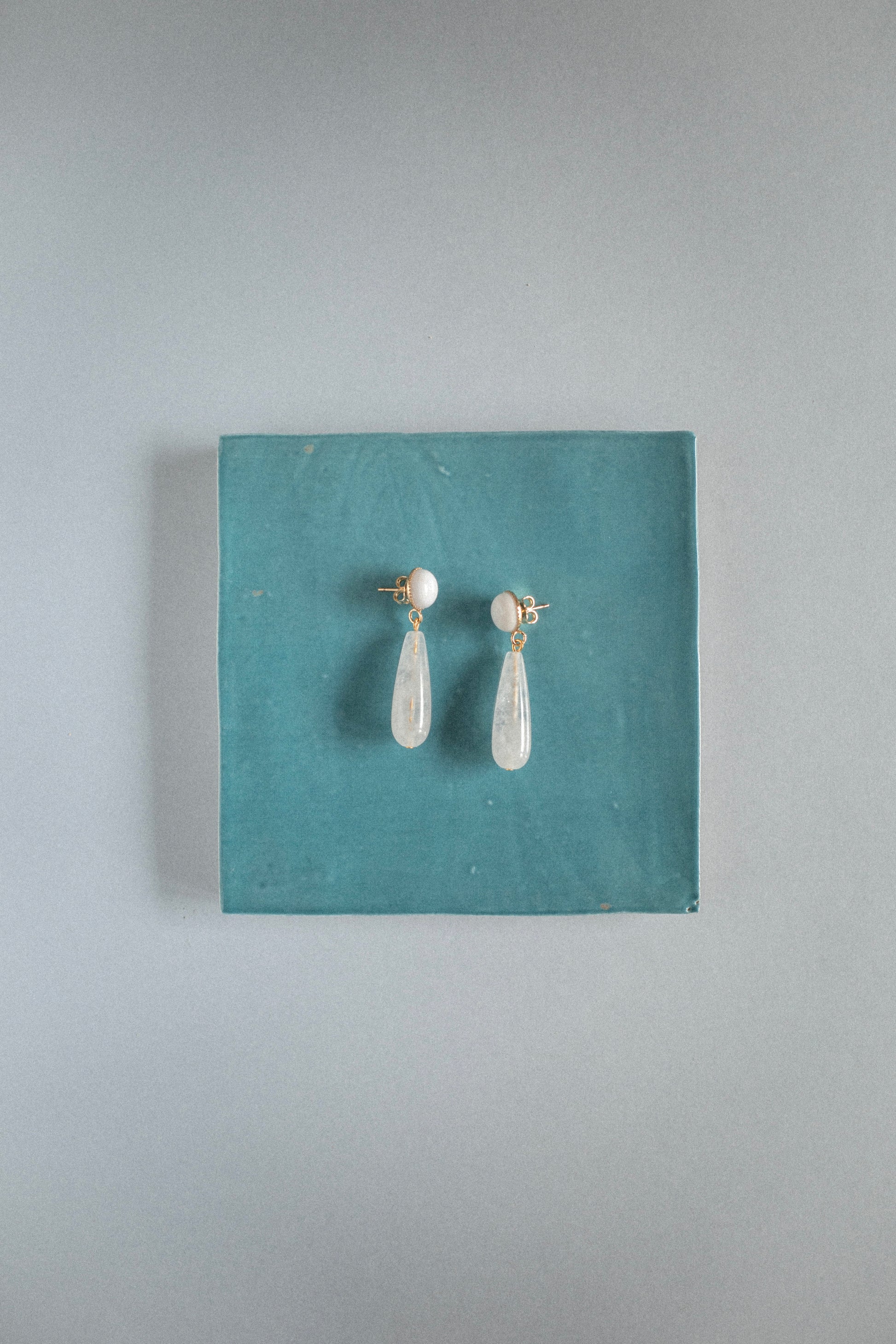 Boucles d’oreilles Sève blanche | Pendantes en pierre naturelle goutte blanche