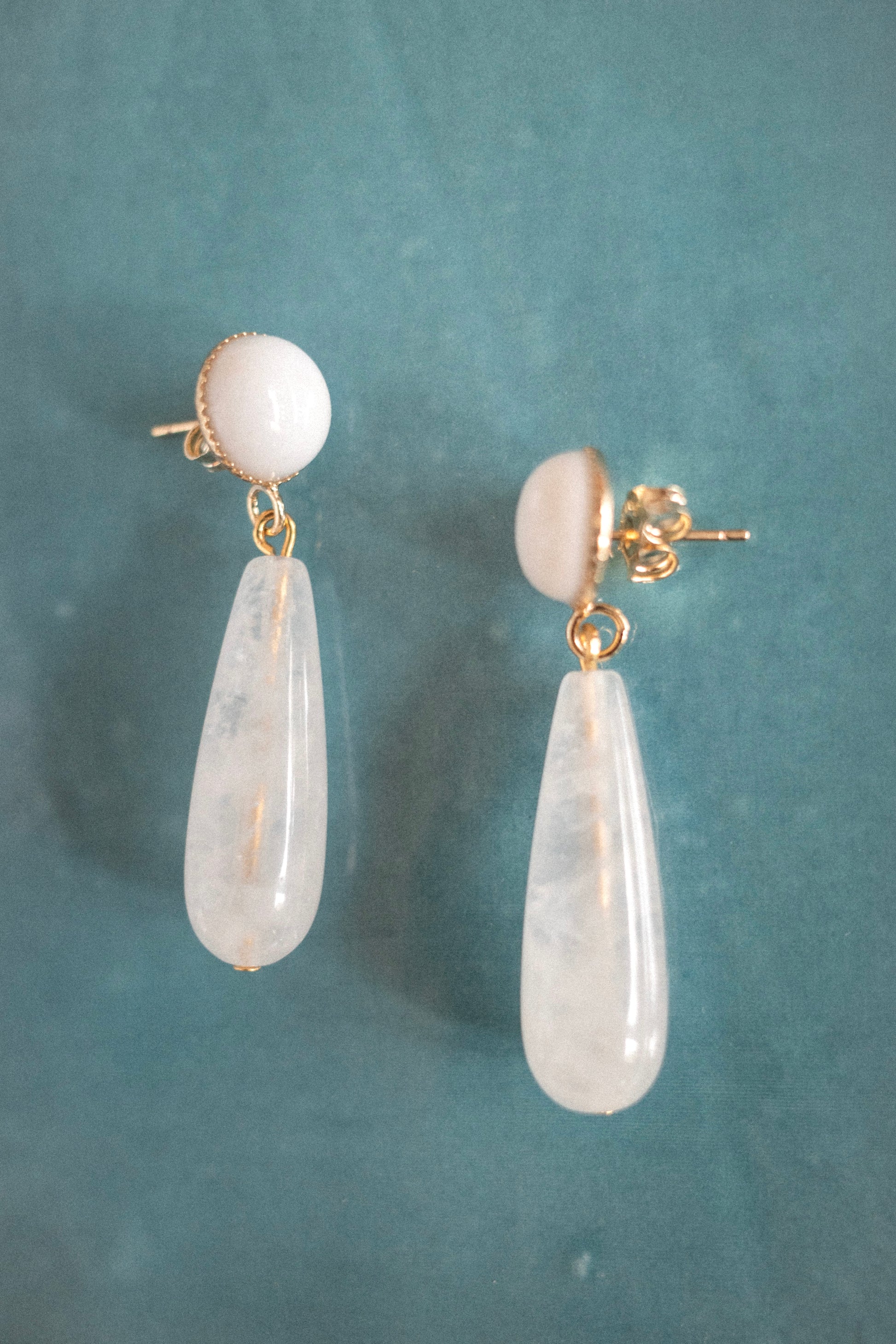 Boucles d’oreilles Sève blanche | Pendantes en pierre naturelle goutte blanche