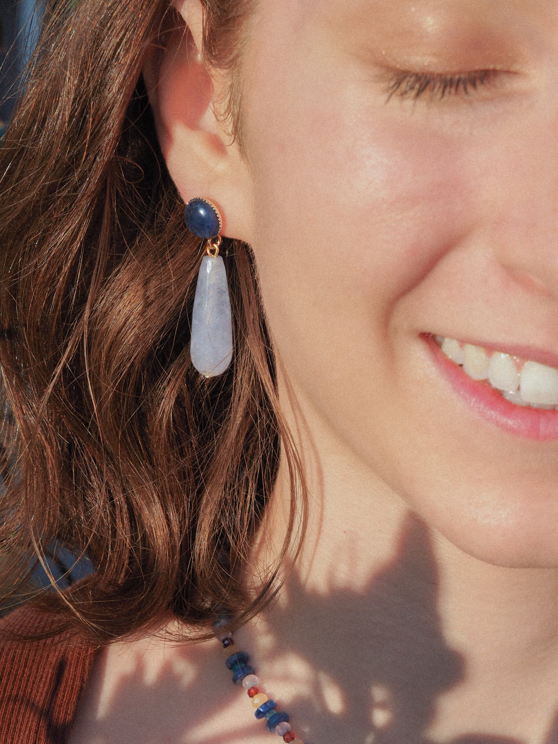 Boucles d’oreilles Sève bleue | Pendantes en pierre naturelle goutte bleue