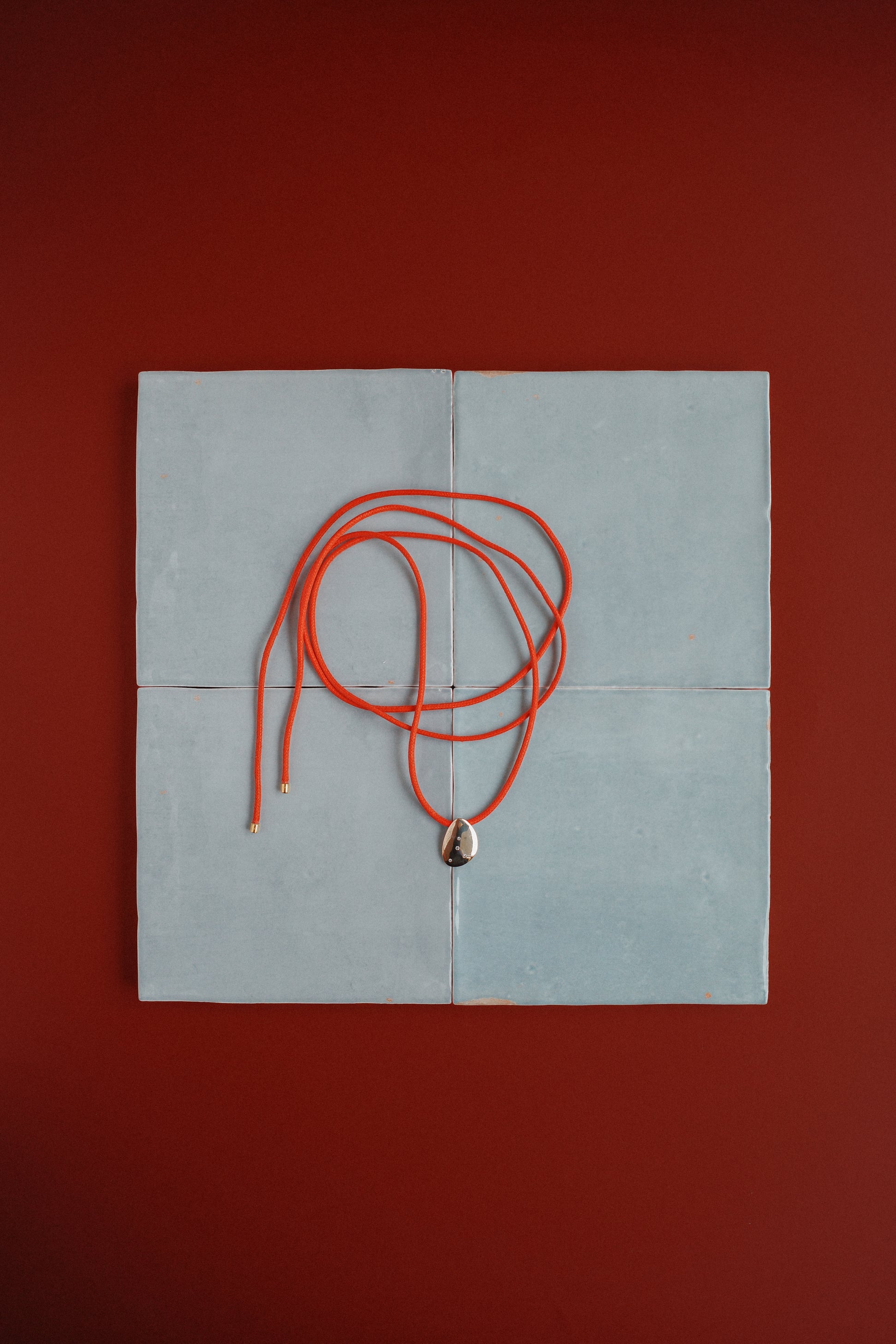 Collier Lasso rouge | Médaille plaquée or 3 microns, zircons & cordon coton