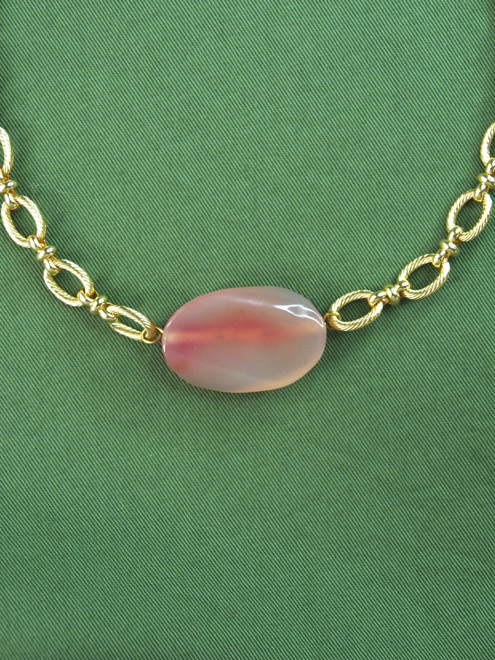 collier élégant et raffiné avec une chaine équestre torsadés et une perle centrale en agate rose