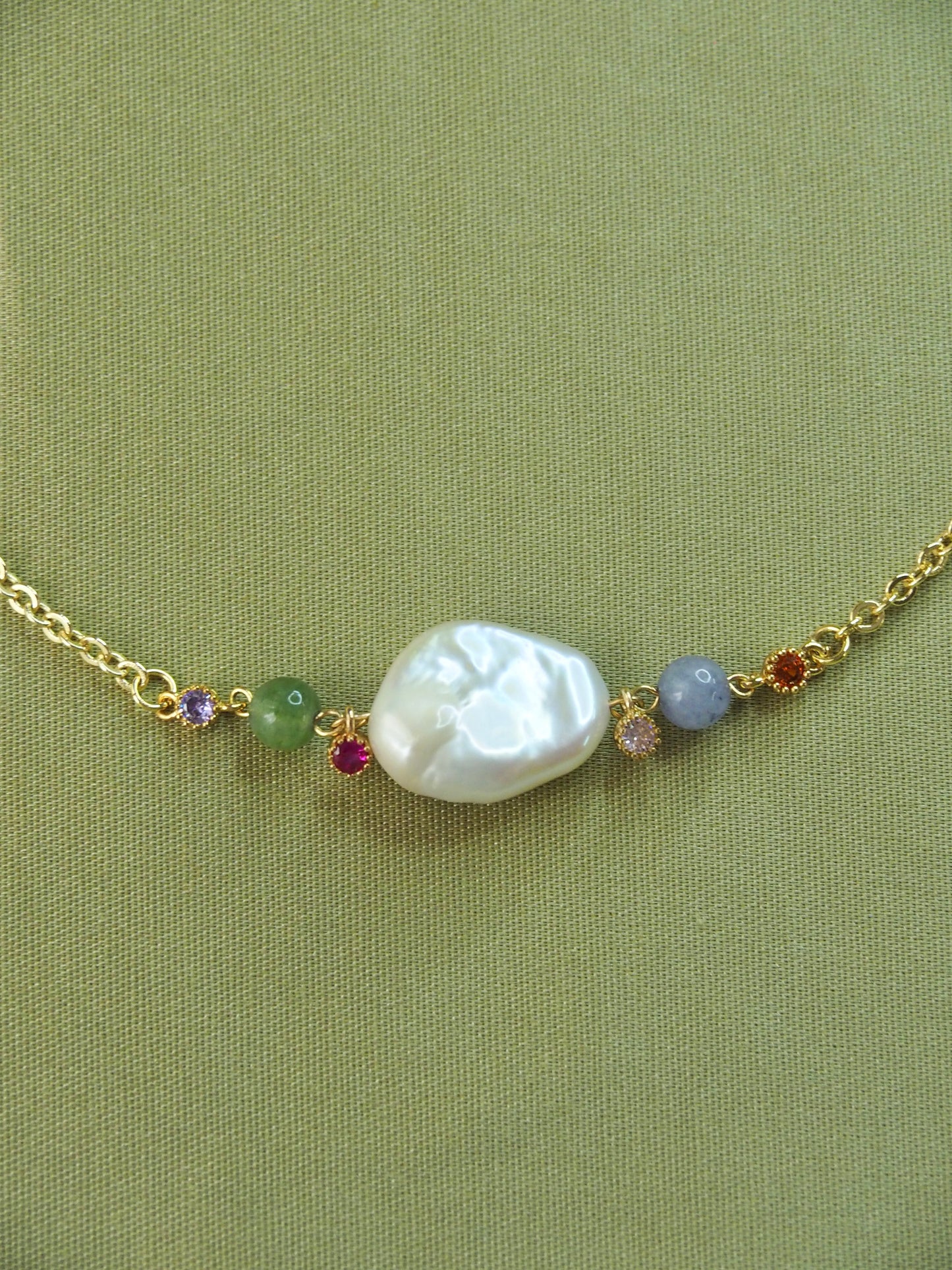 collier multicolore avec perle baroque d'eau douce, pierres naturelles en aigue-marine, tourmaline verte et zircons colorés bangla begum