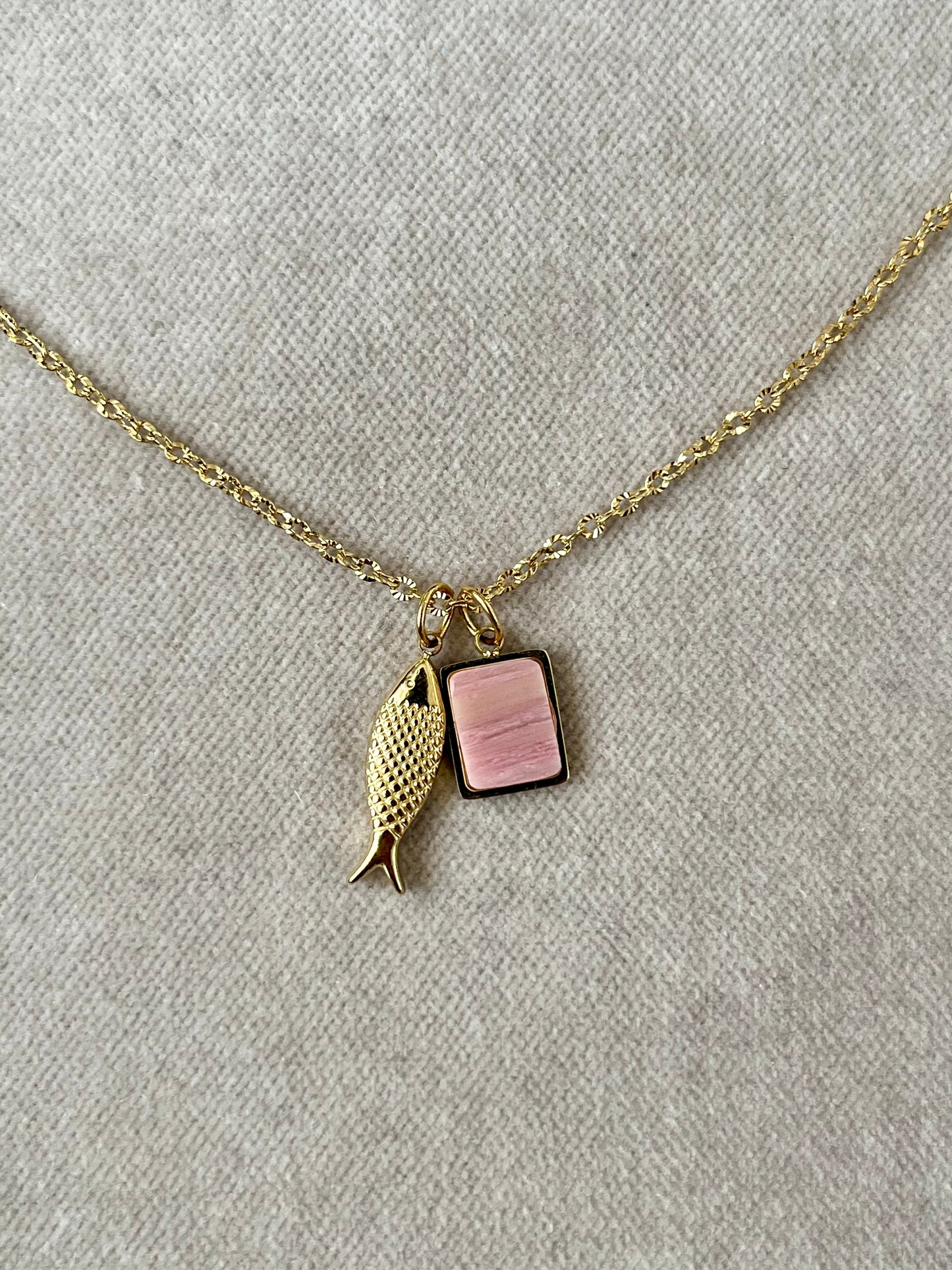 Collier poisson et médaille rose