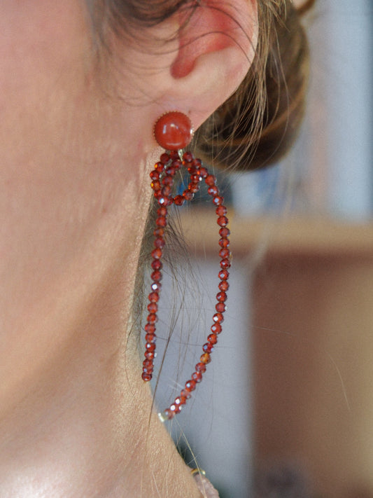 Boucles d’oreilles Origine | Puces à nœud en fil de grenat