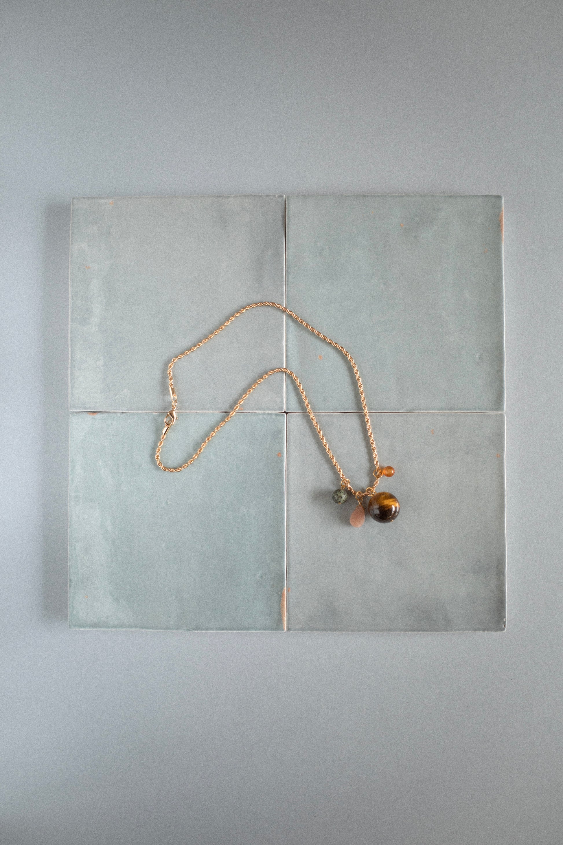 Collier Halo | Breloques en mélange de pierres naturelles et œil de tigre