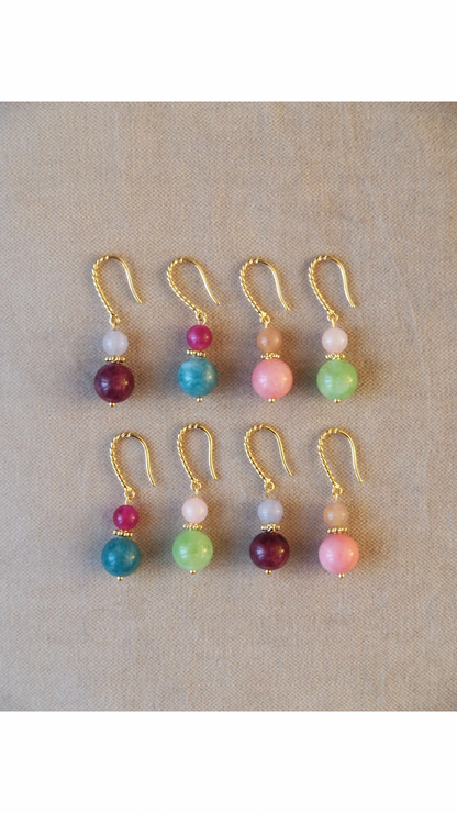 petites boucles d'oreilles multicolores à crochet d'oreilles en pierres naturelles et plaqué or