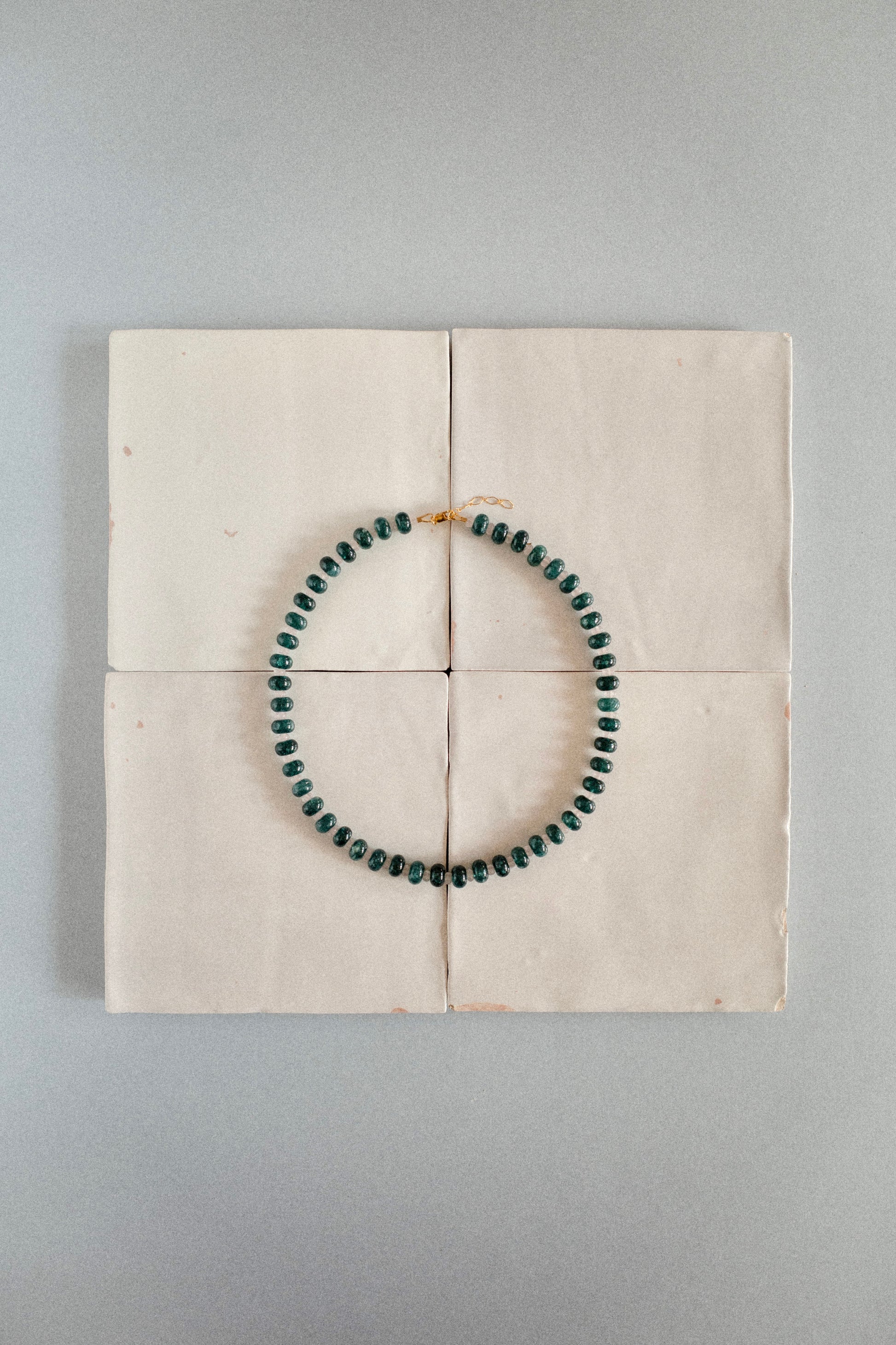 Collier Pavillon vert | Ras de cou intemporel en perles vertes foncées