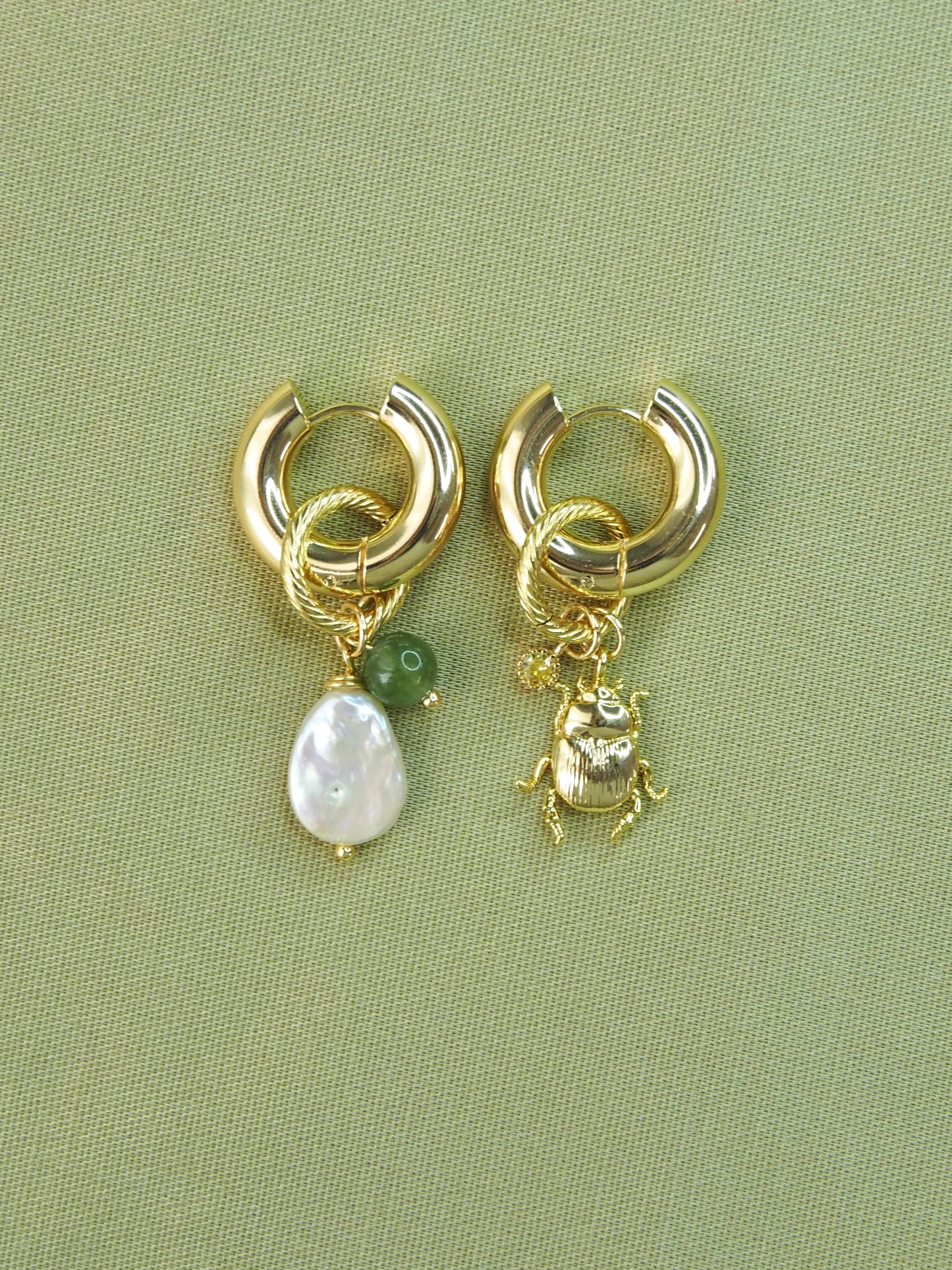 Boucles d'oreilles avec perle baroque d'eau douce et pendentif scarabée bangla begum