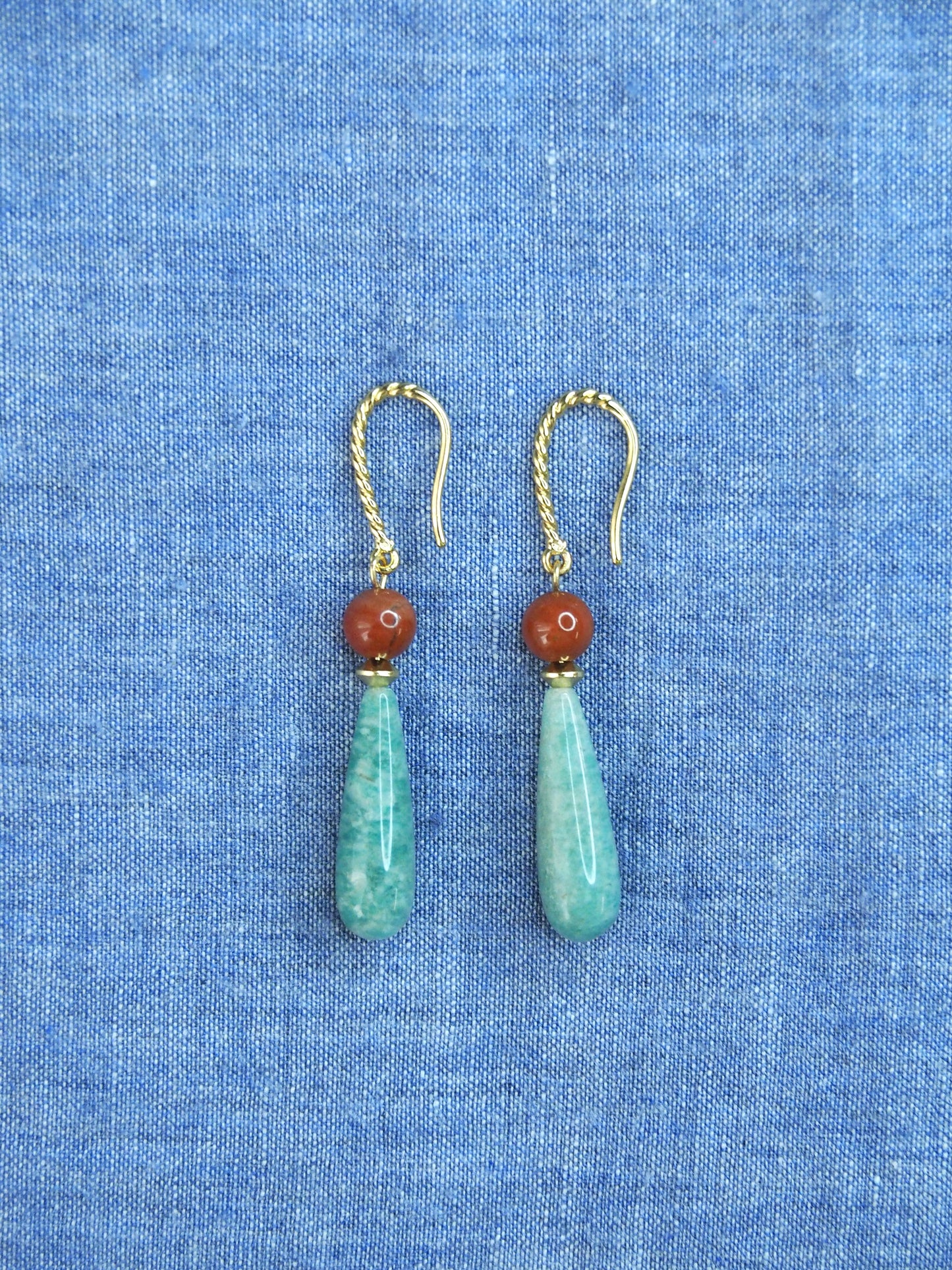 boucles d'oreilles en pierres naturelles amazonite bleue, jaspe rouge et plaqué or