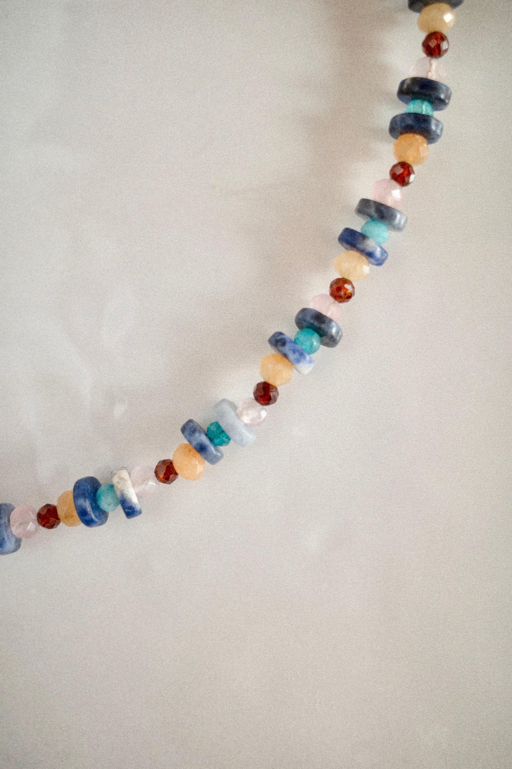 Collier Loïe | Ras de cou fin et délicat en mélange de pierres naturelles