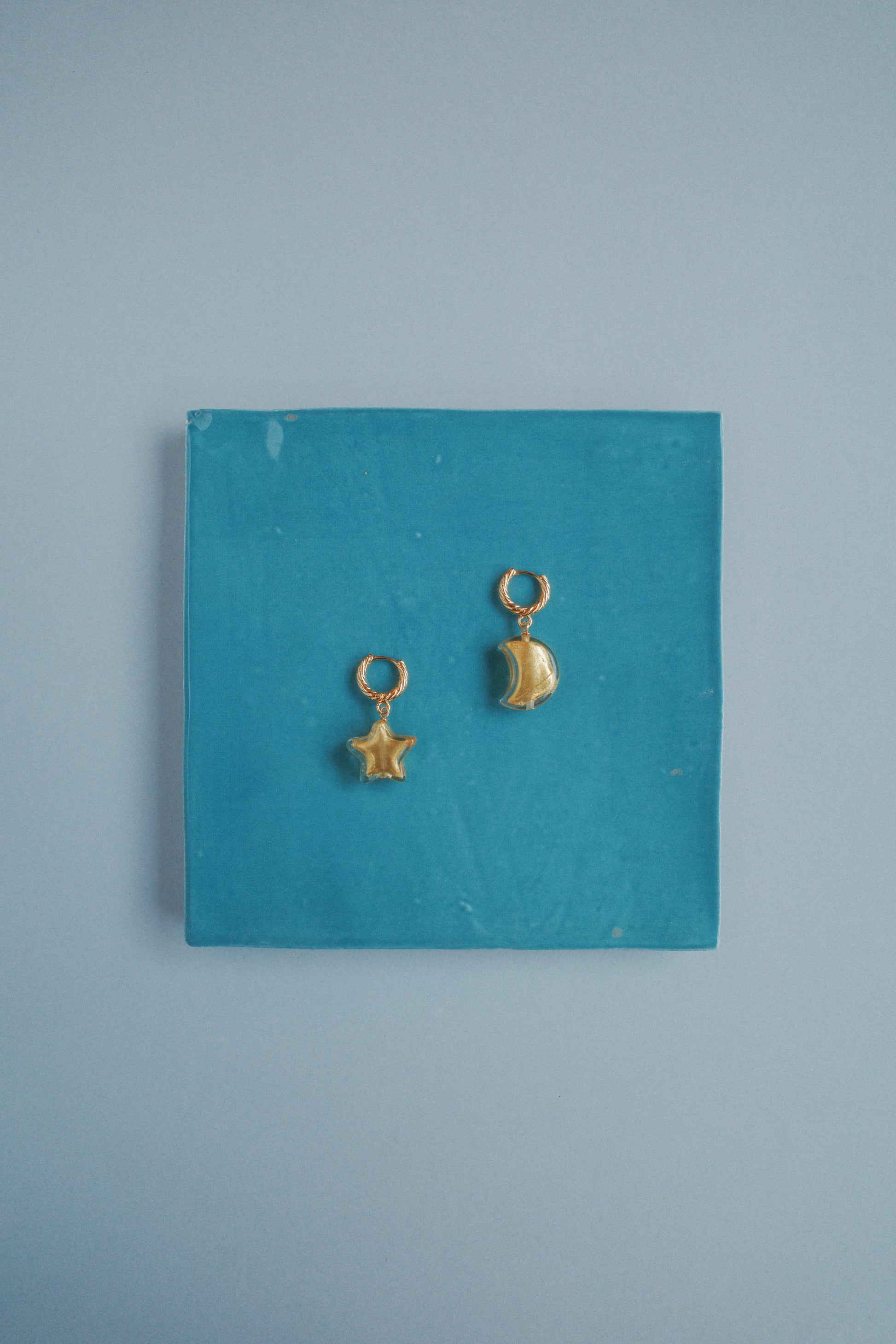 Boucles d’oreilles Céleste | Créoles plaquées or, perles de Murano et feuilles d’or