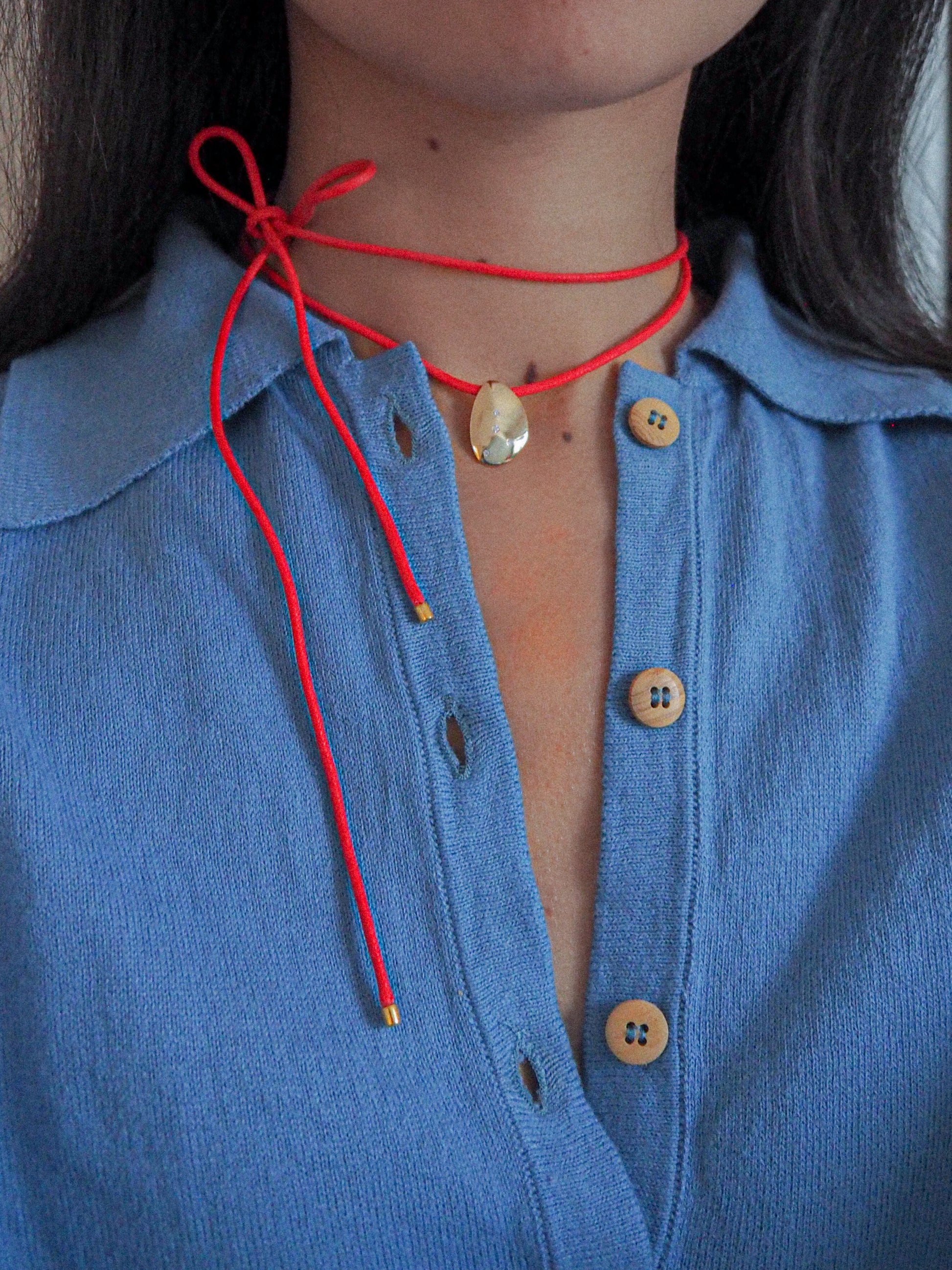 Collier Lasso rouge | Médaille plaquée or 3 microns, zircons & cordon coton