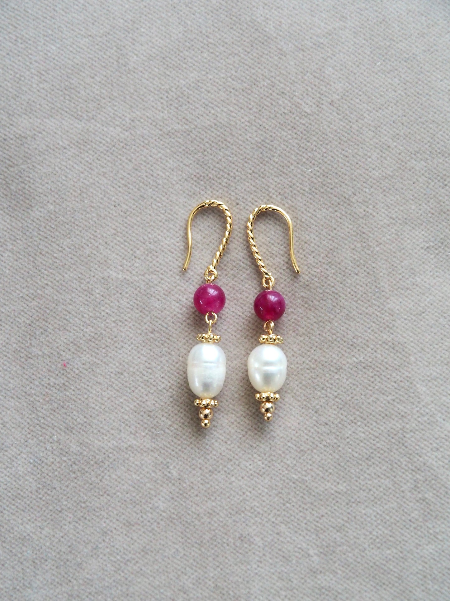 boucles d'oreilles en pierres fines naturelles de perle d'eau douce et tourmaline rose, fait en plaqué or à la main en France