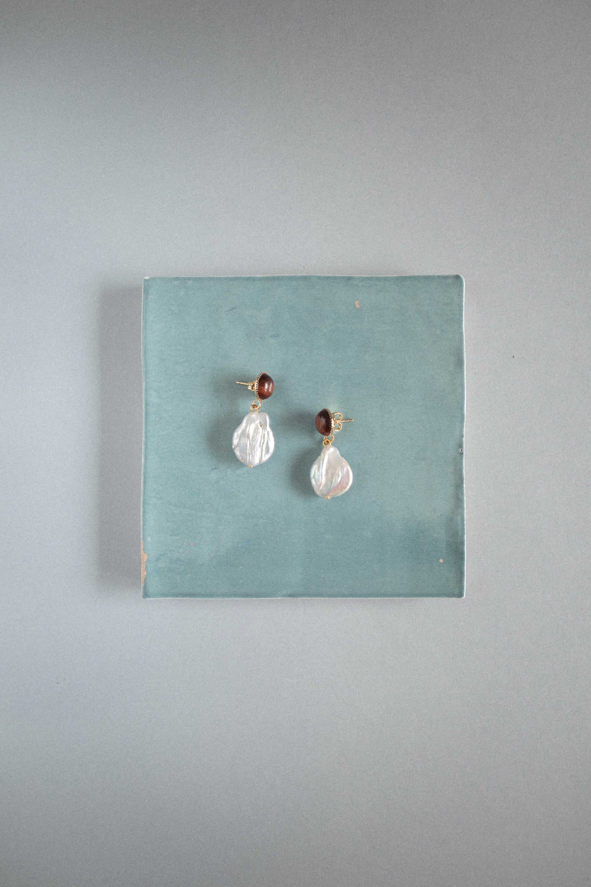 Boucles d’oreilles Brio | Perle baroque irrégulière et Œil de tigre