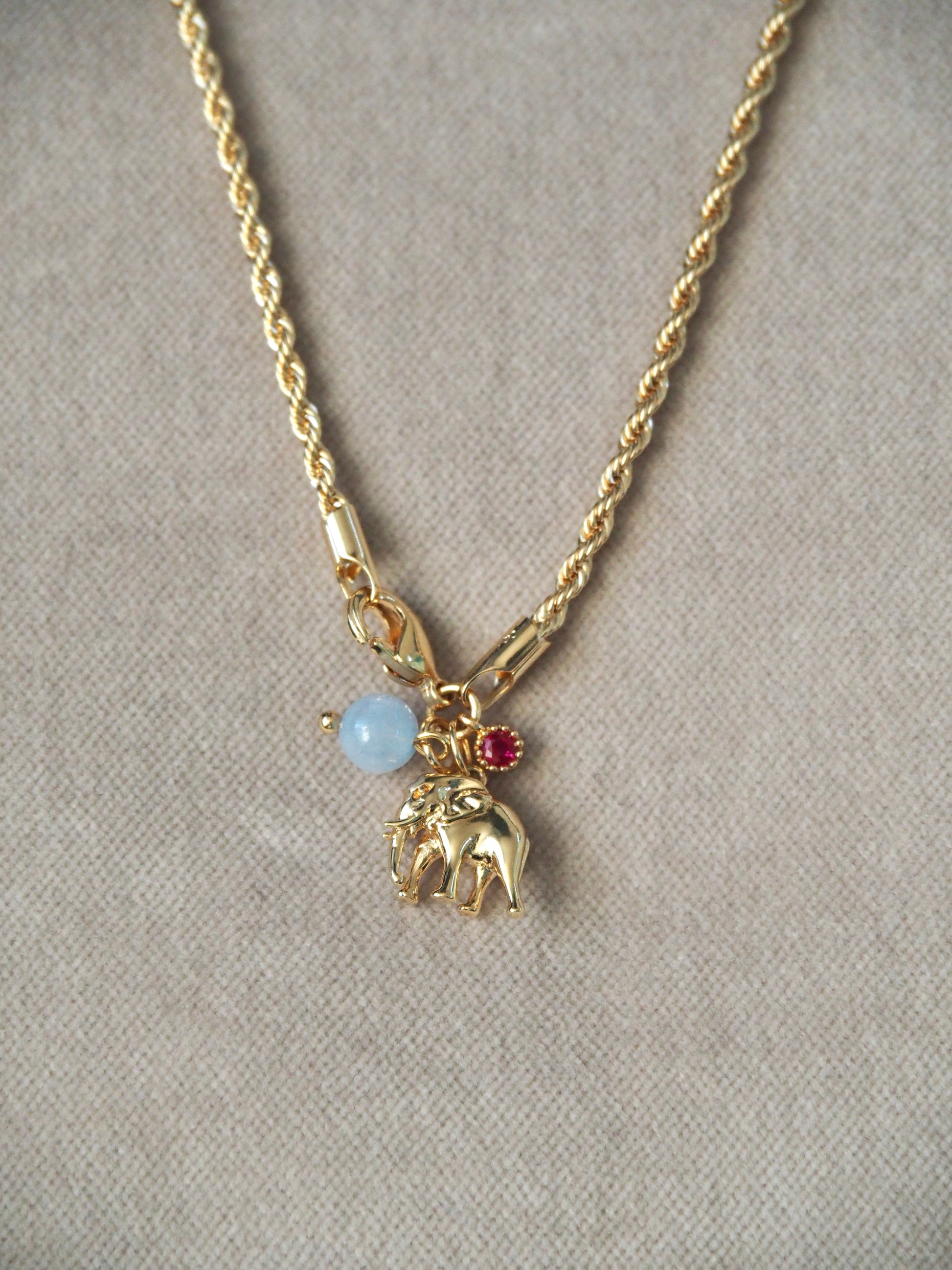 Collier breloque éléphant élégant discret chaine torsadé corde