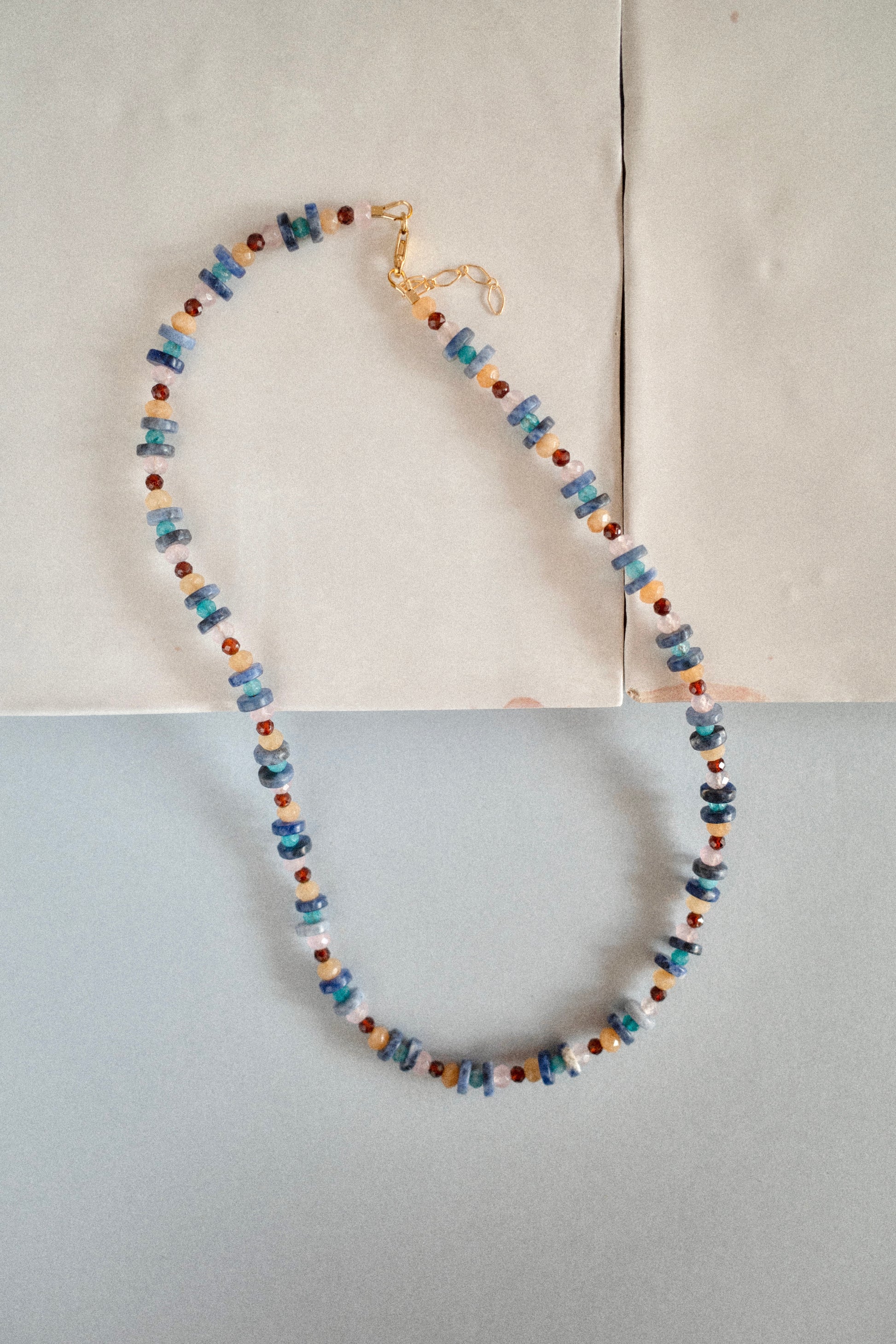 Collier Loïe | Ras de cou fin et délicat en mélange de pierres naturelles