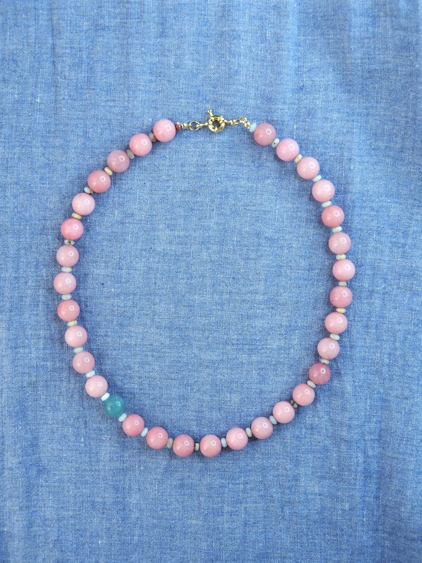 collier ras du cou choker à grosses perles rondes en pierres naturelles rose et bleu