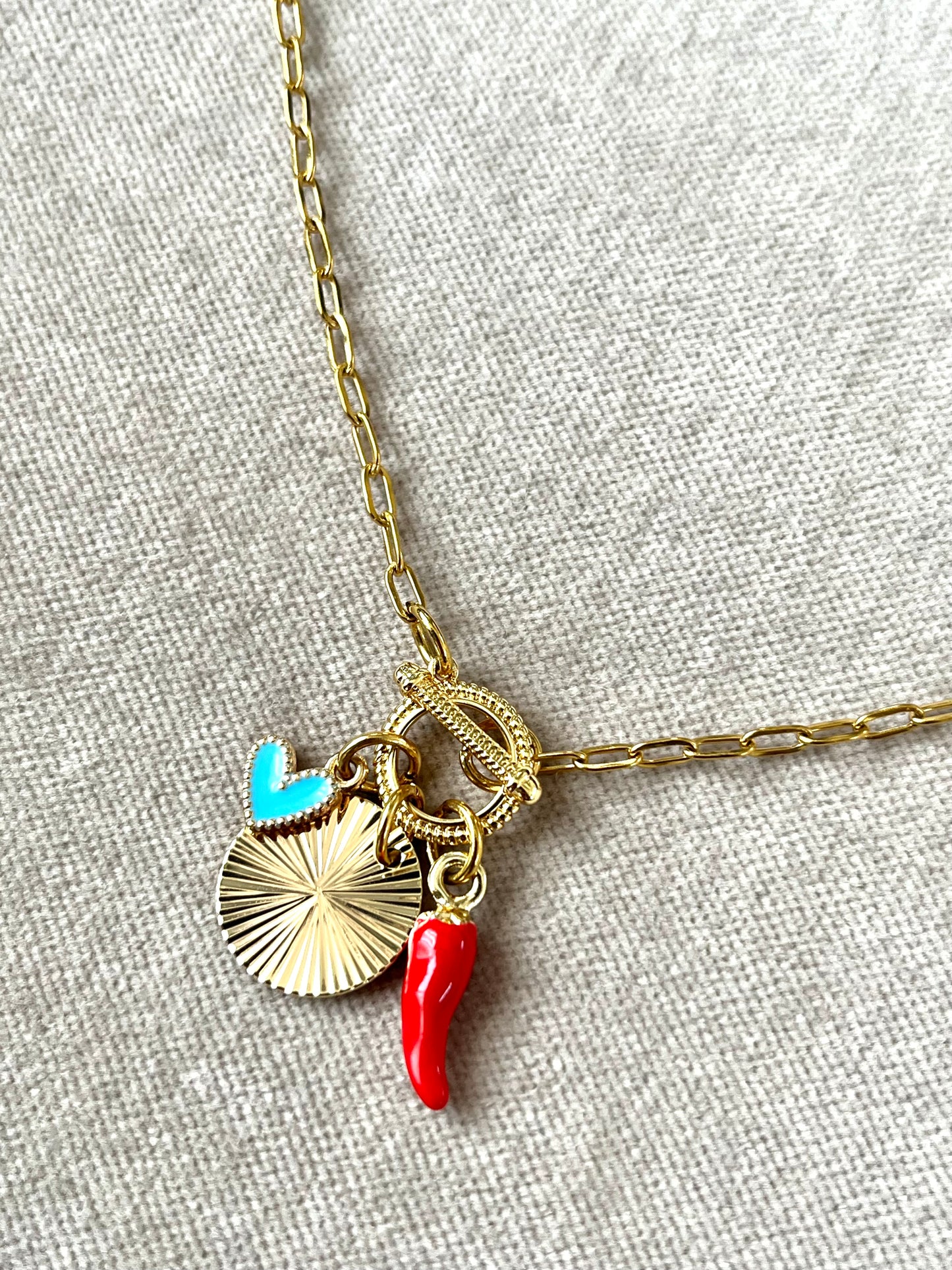 Collier à breloques piment cœur et soleil