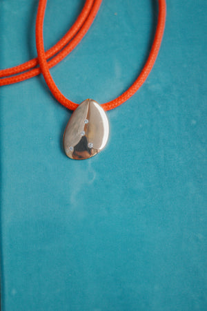 Collier Lasso rouge | Médaille plaquée or 3 microns, zircons & cordon coton