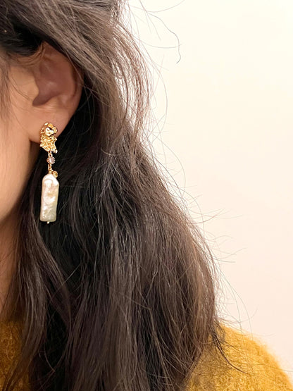 boucles d'oreilles pendantes plaqué or et avec des zircons colorés, légèrement asymétriques fabriquées à la main à paris en france