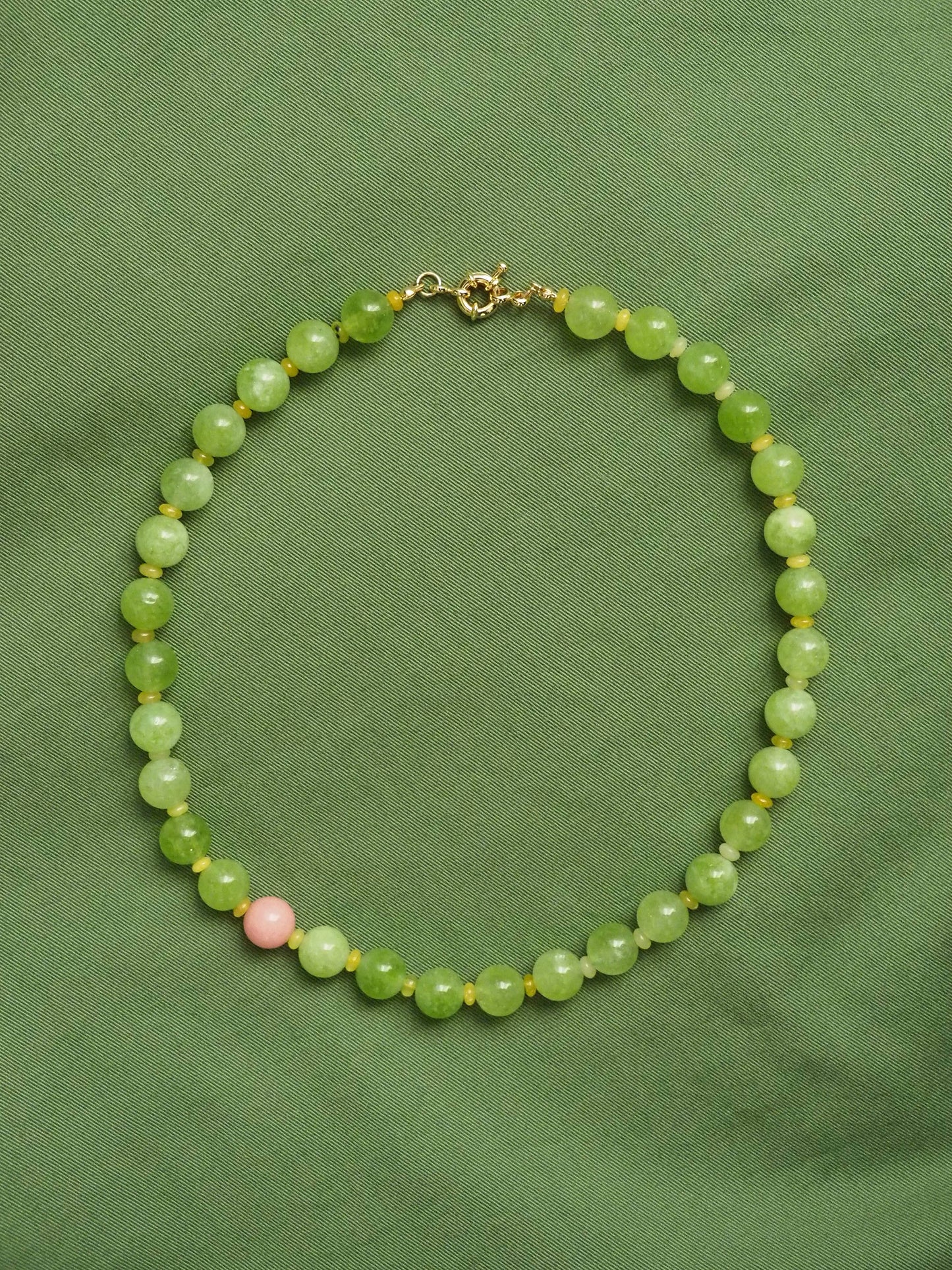 collier aux couleurs vibrantes vert, rose et jaune en pierres naturelles de péridot vert, rhodonite rose et agate jaune lizzie fortunato anni lu