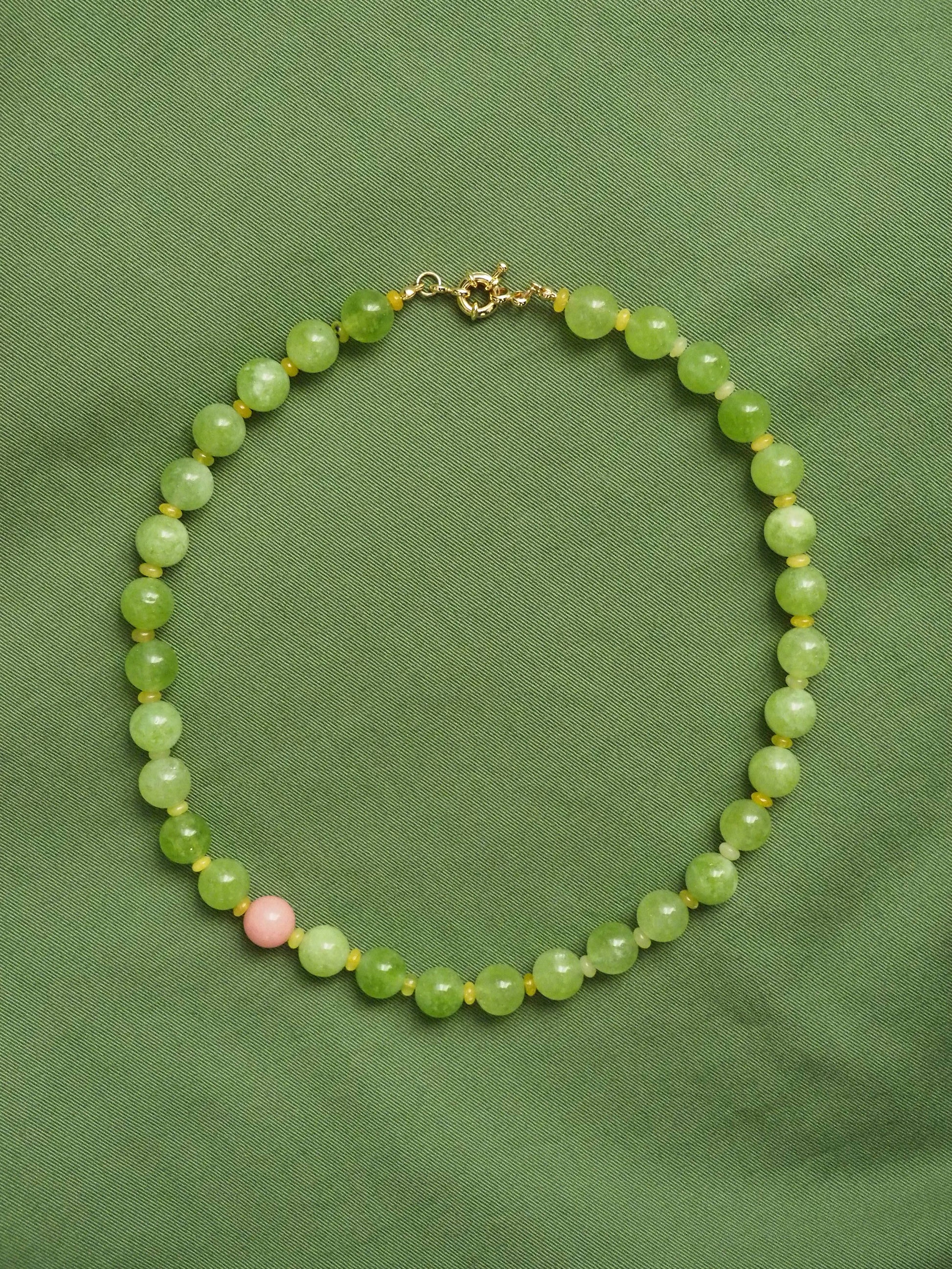 collier aux couleurs vibrantes vert, rose et jaune en pierres naturelles de péridot vert, rhodonite rose et agate jaune lizzie fortunato anni lu