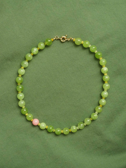 collier aux couleurs vibrantes vert, rose et jaune en pierres naturelles de péridot vert, rhodonite rose et agate jaune lizzie fortunato anni lu