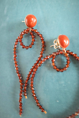 Boucles d’oreilles Origine | Puces à nœud en fil de grenat