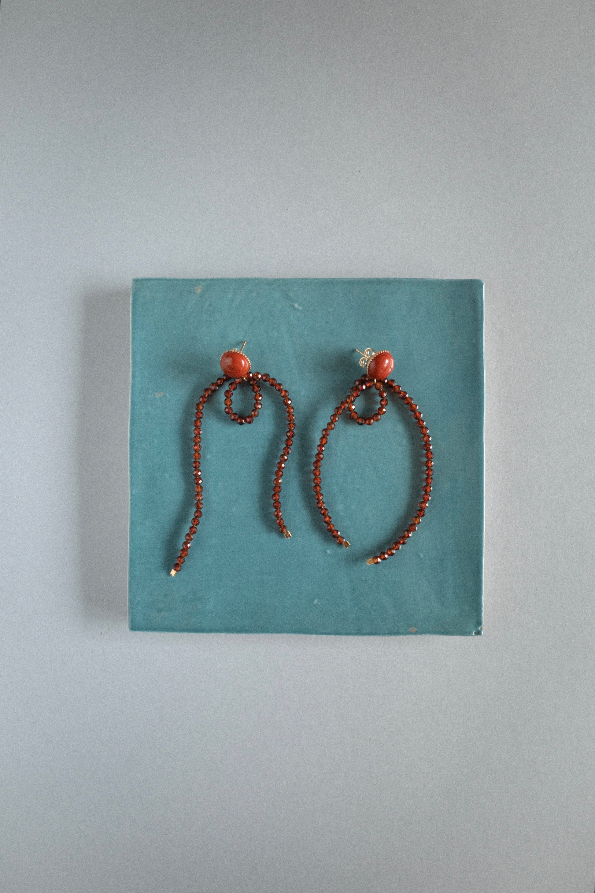 Boucles d’oreilles Origine | Puces à nœud en fil de grenat