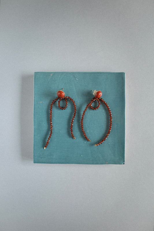 Boucles d’oreilles Origine | Puces à nœud en fil de grenat