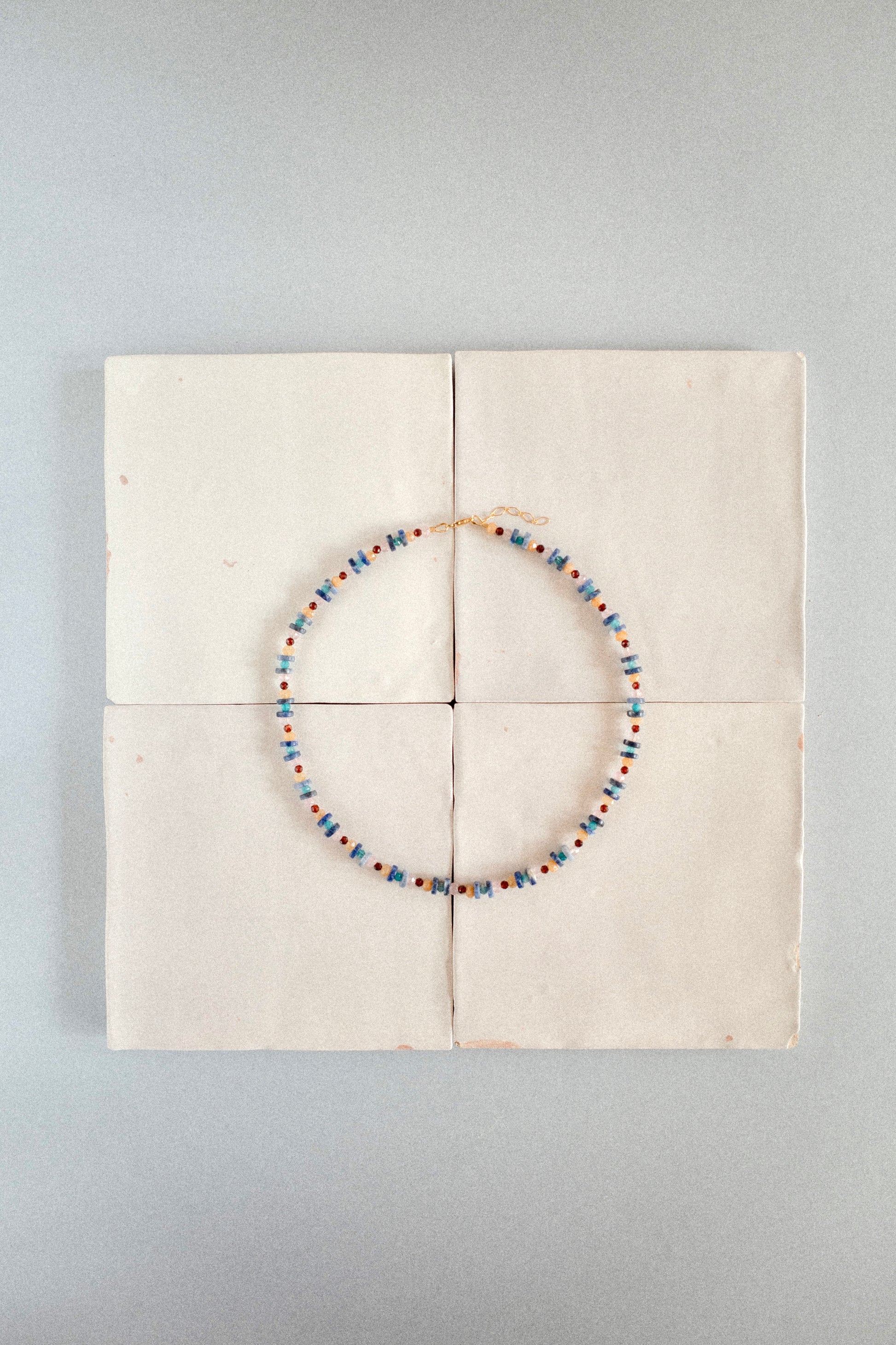 Collier Loïe | Ras de cou fin et délicat en mélange de pierres naturelles