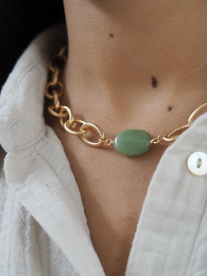 Collier doré et vert ras de cou chocker