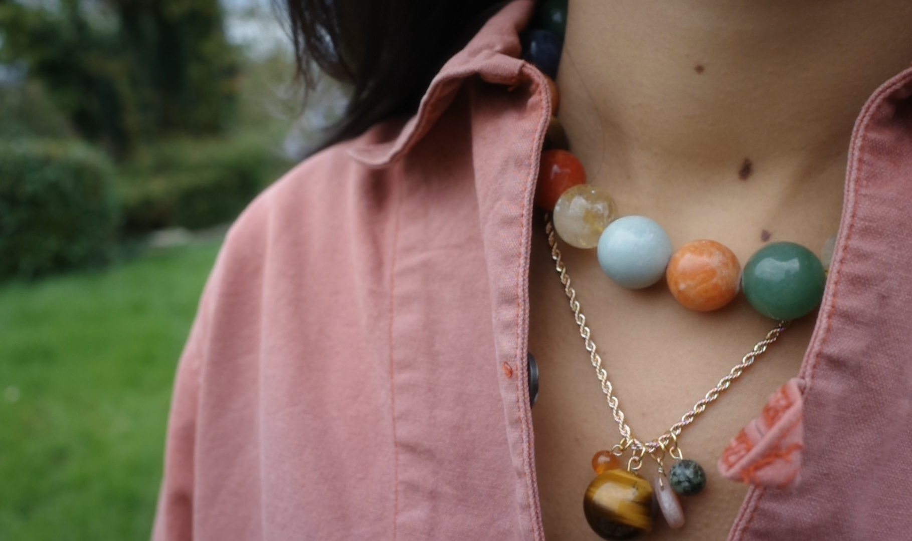 Charger la vidéo : Nouvelle collection de bijoux Camille Aime en pierres naturelles et plaqué or fabriquée en France à Paris